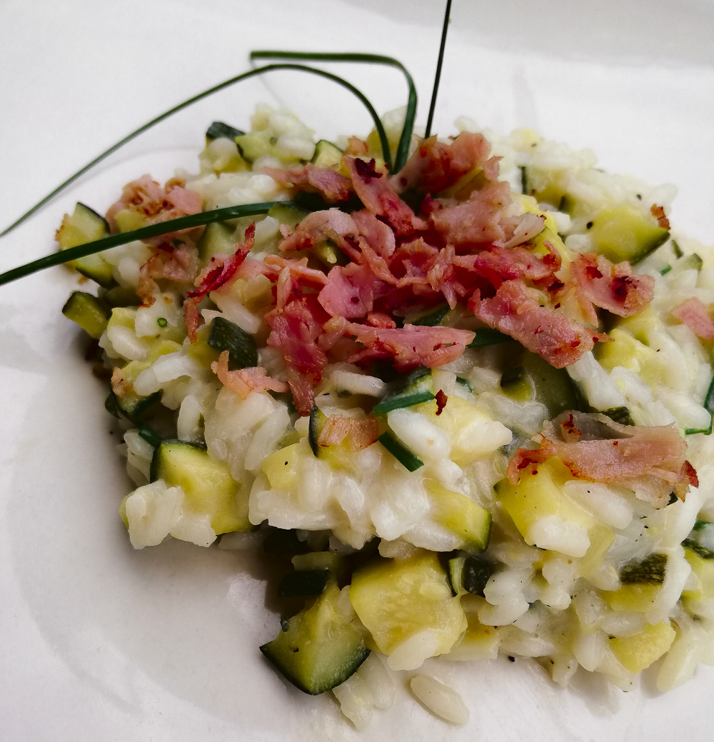 risotto caprino e zucchine con crumble prosciutto cotto